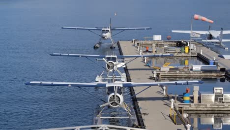 Hidroaviones-Amarrados-En-El-Centro-De-Vuelo-Del-Puerto-De-Vancouver---Día-Soleado