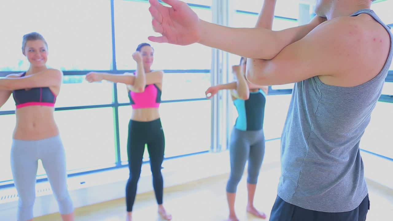 video si el entrenador y la clase estiran los brazos