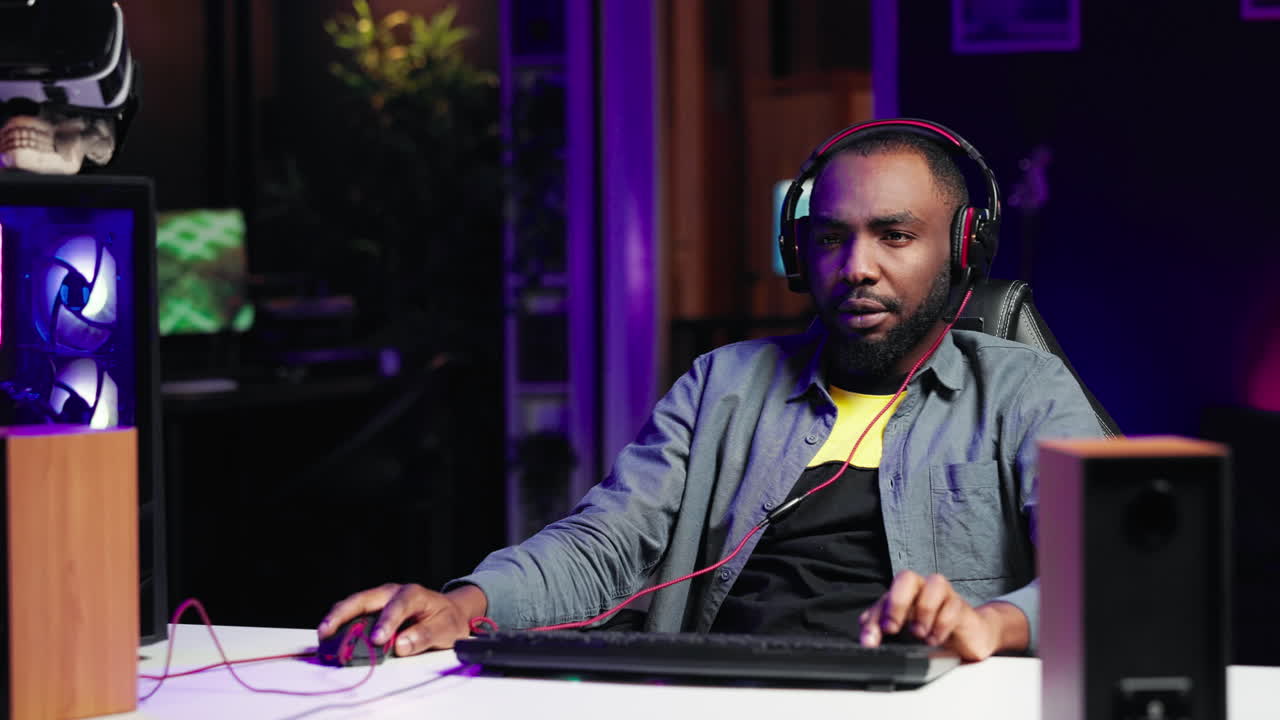 jugador que participa en un equipo de jugadores de esports, compite en un juego, conversa en línea