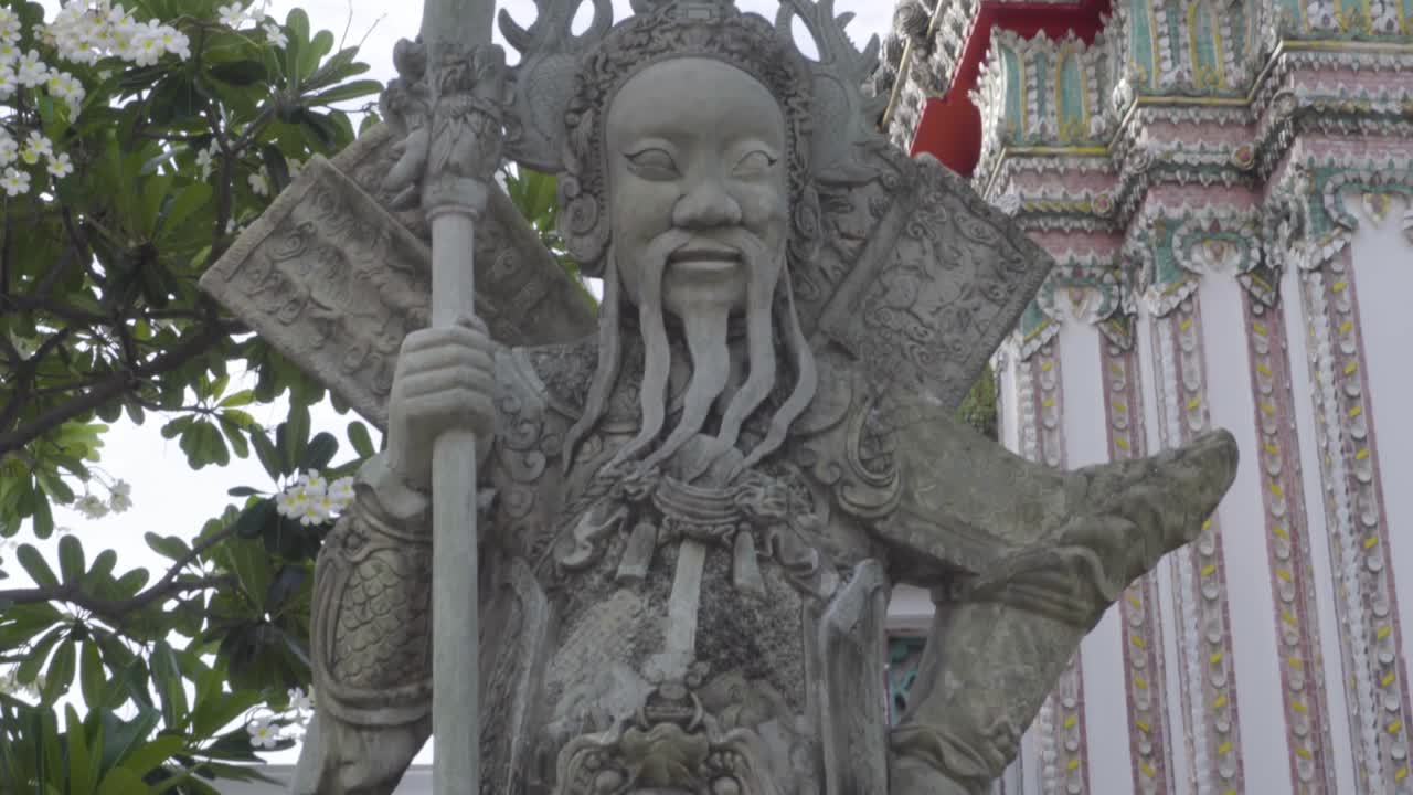 guardián chino hecho de piedra en wat pho, bangkok, tailandia