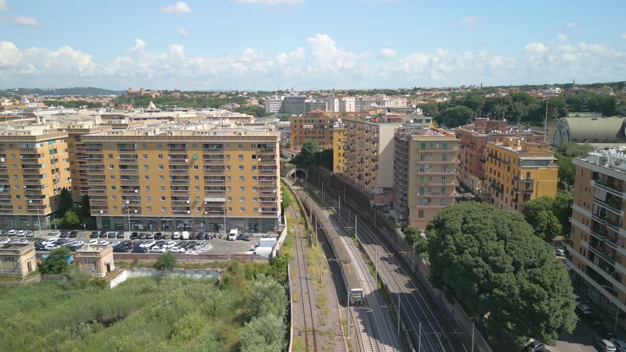drone volando por encima del tren del metro en ostiense, roma, italia