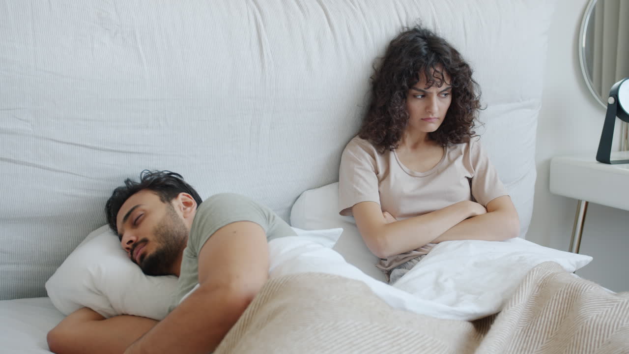 Coppia che litiga a letto