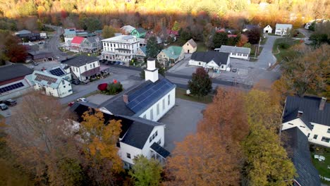 Antena-De-Nueva-Inglaterra-De-Rochester-Vermont-En-Otoño-Con-Hojas-De-Otoño,-Iglesia-Con-Paneles-Solares