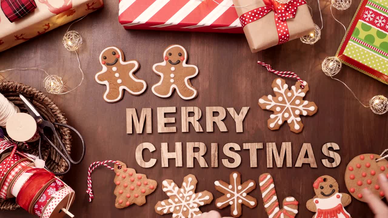 signo de navidad feliz de madera y galletas de jengibre tradicionales hechas en casa.