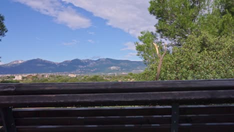 fotografía de la montaña parnitha, con un banco de madera en primer plano 60 fps