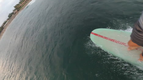 Surfer-Surft-Wellen-Vor-Der-Küste-Und-Fällt-Ins-Meer,-Bali