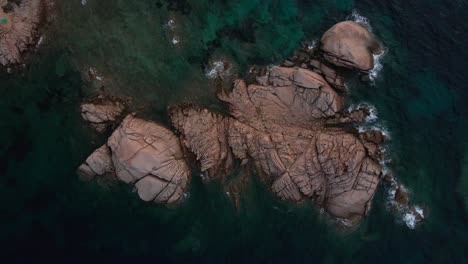 Playa-Rocosa-Mediterránea-De-Sardegnya,-Italia