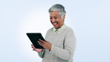 Tablet,-Suche-Und-Glückliches-Lachen-Der-älteren-Frau