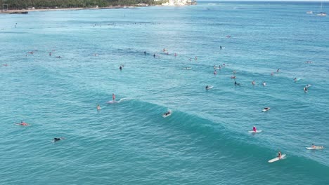 Surfer-Fangen-Wellen-An-Einem-Beliebten-Surfort-Am-Tropischen-Strand