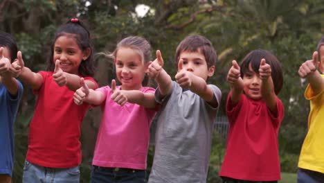 Children-raising-their-thumbs-and-smiling