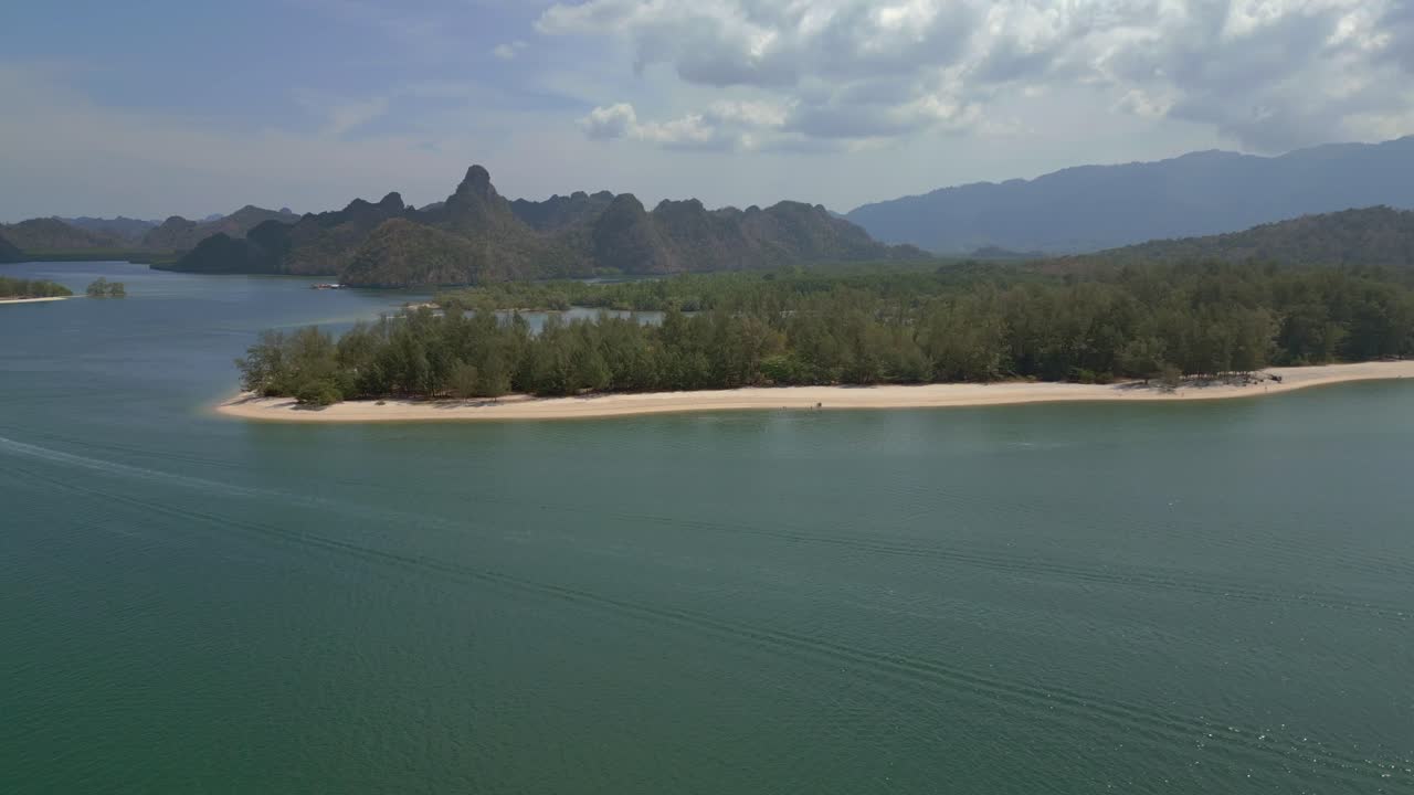 isla en la playa de arena malasia langkawi