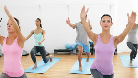 clase de yoga juntos en el estudio