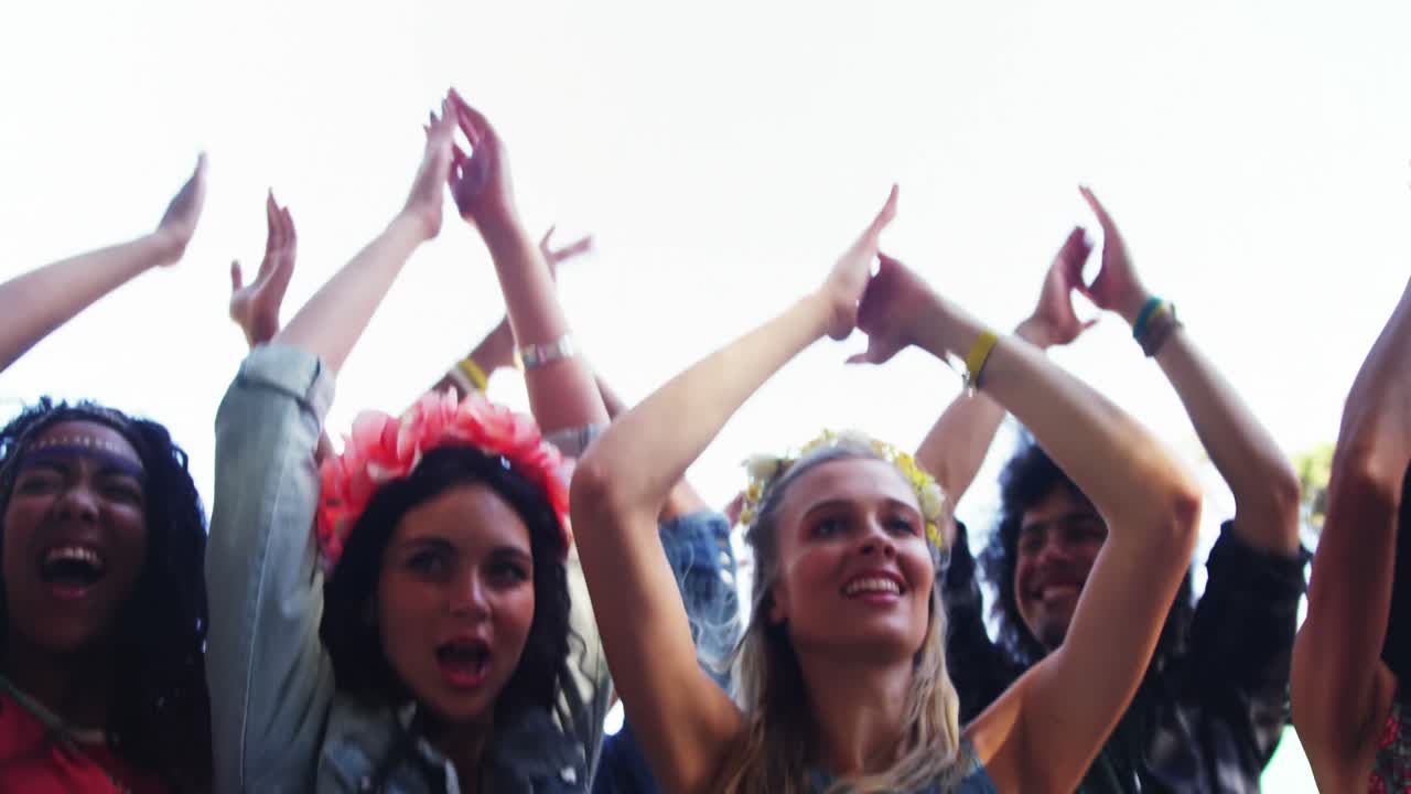amigos saltando en el festival de música 4k