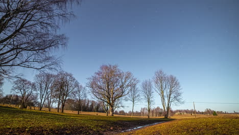 Schatten-Vorbeiziehender-Wolken-über-Einer-Hügeligen-Landschaft-Mit-Bäumen