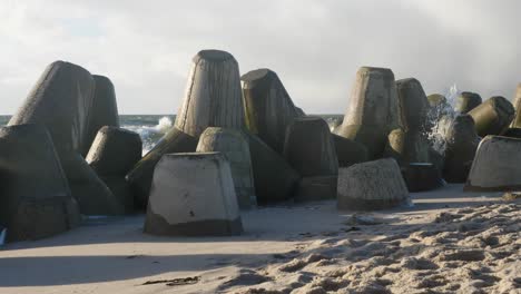 toma en cámara lenta de los tetrápodos que protegen la costa de las olas en la playa de hörnum ubicada en la isla de sylt