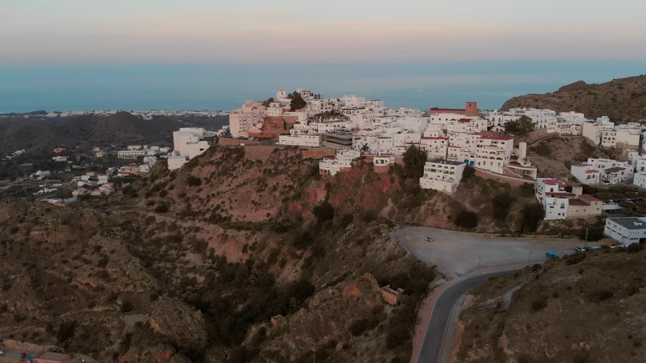 el pueblo blanco mojácar durante la puesta de sol. toma aerea