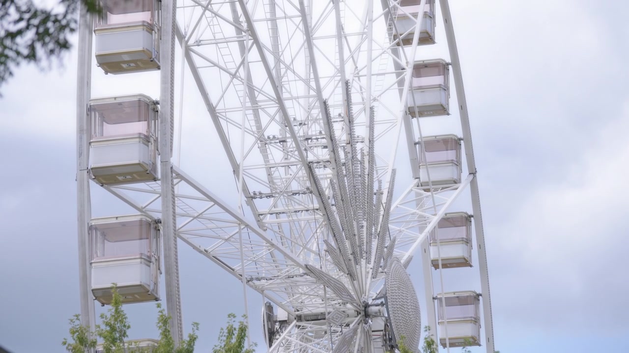 Rotating ferris wheel, tilt up