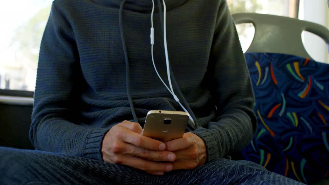 pasajero masculino que usa teléfono móvil mientras viaja en el autobús 4k