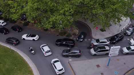 Luftaufnahme-Des-Staus-Zur-Hauptverkehrszeit-Am-Kreisverkehr-In-Südfrankreich