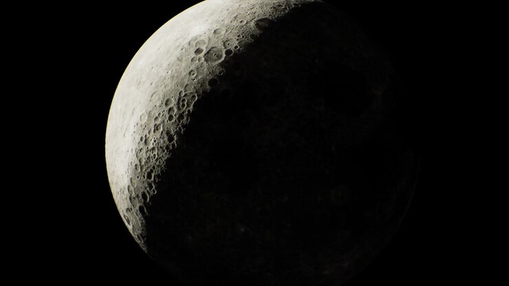 Lua crescente brilhante no céu noturno escuro