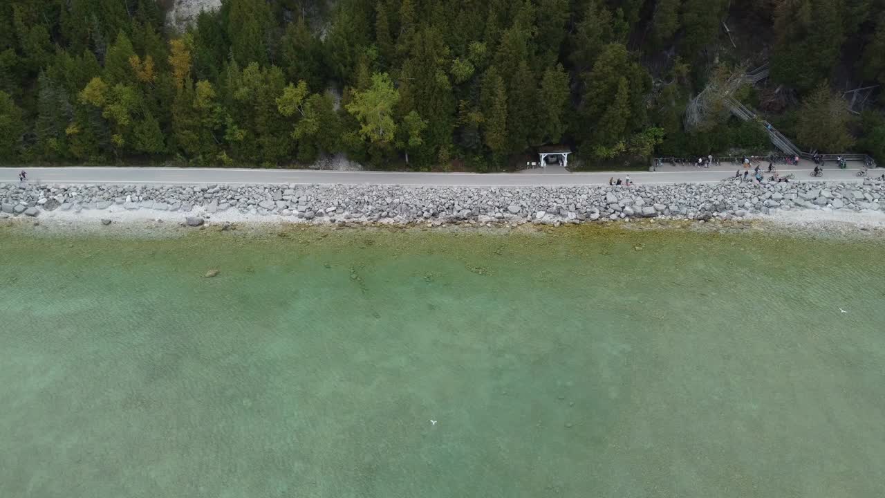 이국적 인 섬 을 가로질러 자전거 를 타는 사람 들