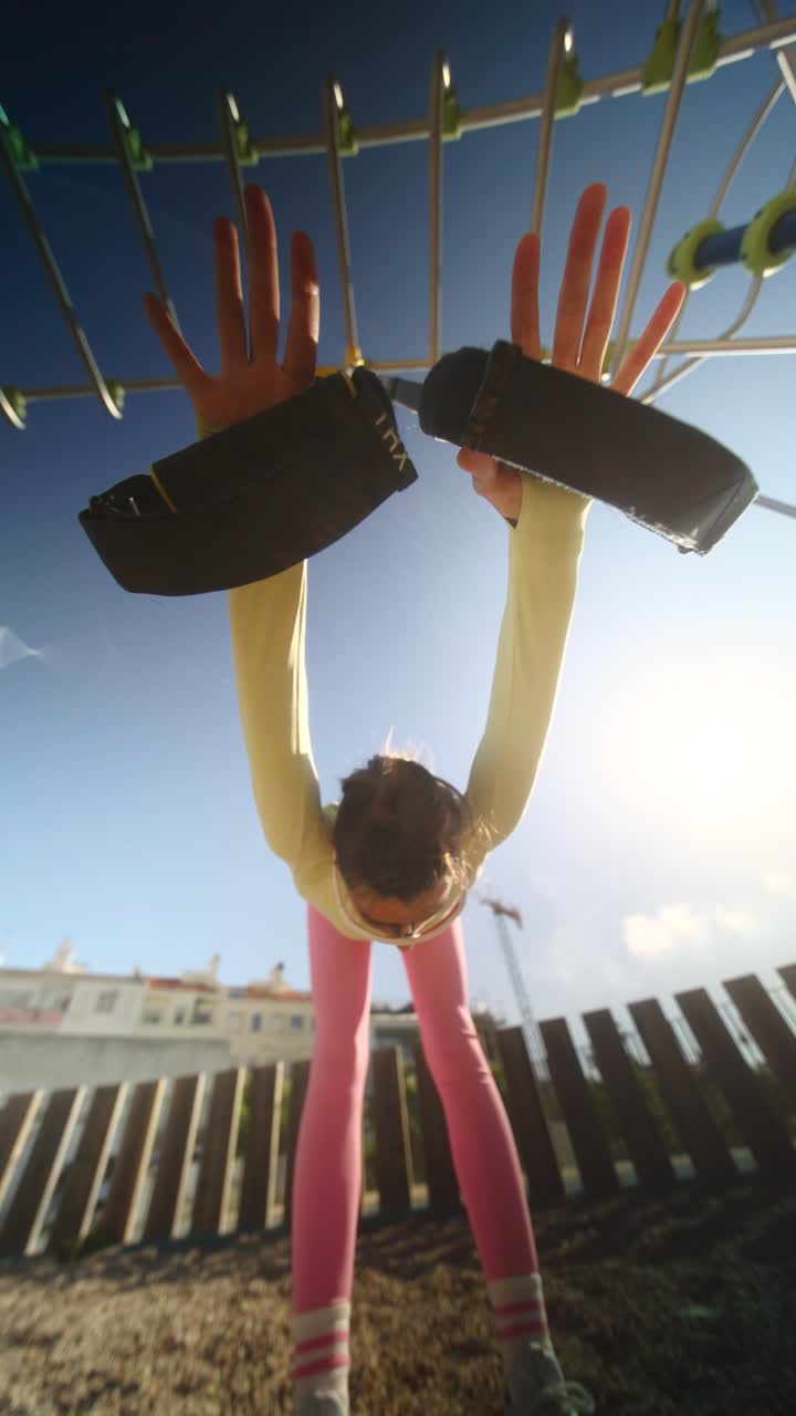 mujer haciendo ejercicio al aire libre con bandas de resistencia