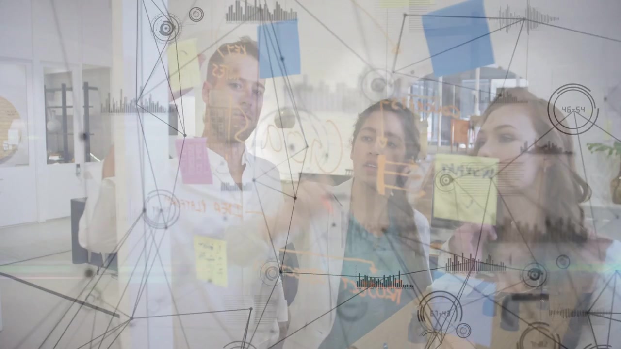 Equipo de negocios frente a un cristal, levantando un marcador, dibujando nodos, colocando notas, con una superposición de red guiando la planificación.