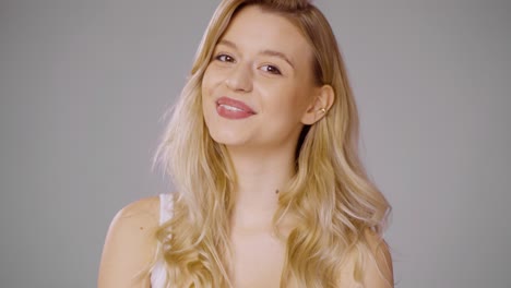 retrato de una mujer rubia sonriente