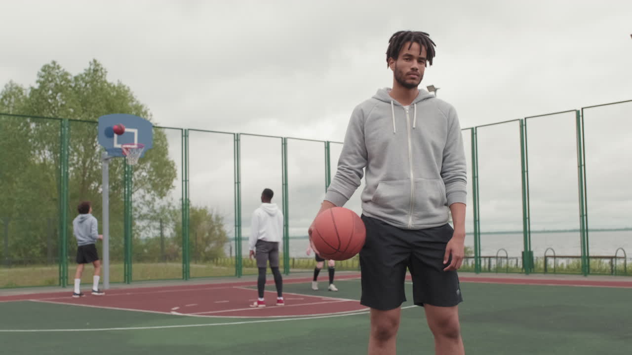 jugadores de baloncesto en la cancha