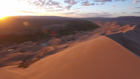 Amanecer-épico-Sobre-El-Desierto-Mongol-De-Gobi,-Dunas-De-Arena,-Oasis-Ventoso