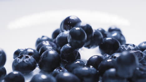 Zeitlupe-Verschiedener-Beeren,-Die-Auf-Wasser-Fallen-7