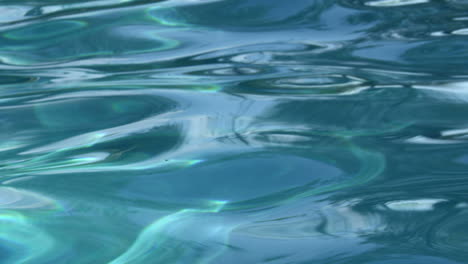 secuencia de movimiento lento de la ondulación del agua en la piscina