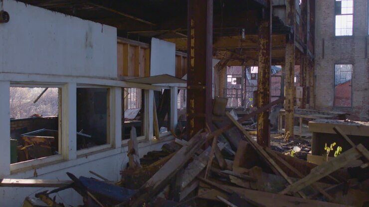 destrucción dentro de un edificio de almacén abandonado
