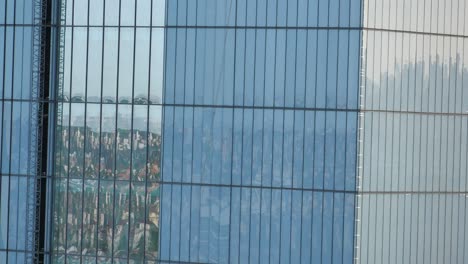 fachada de un rascacielos moderno con reflejos