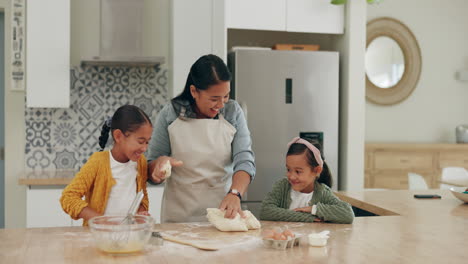 Familia,-Repostería-Y-Una-Mujer-Con-Sus-Hijos