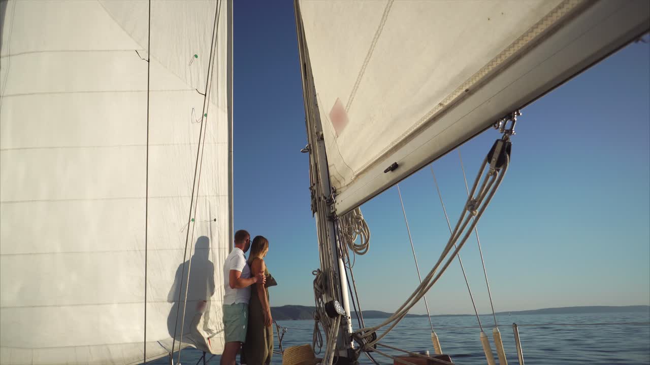 pareja navegando en un yate