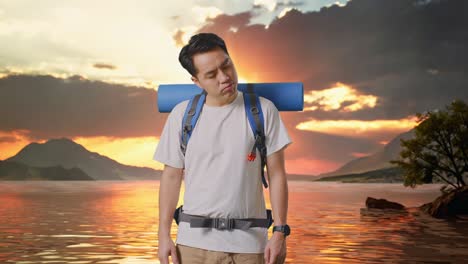 excursionista masculino asiático con mochila de montañismo sacudiendo la cabeza y haciendo una cara insatisfecha en un lago