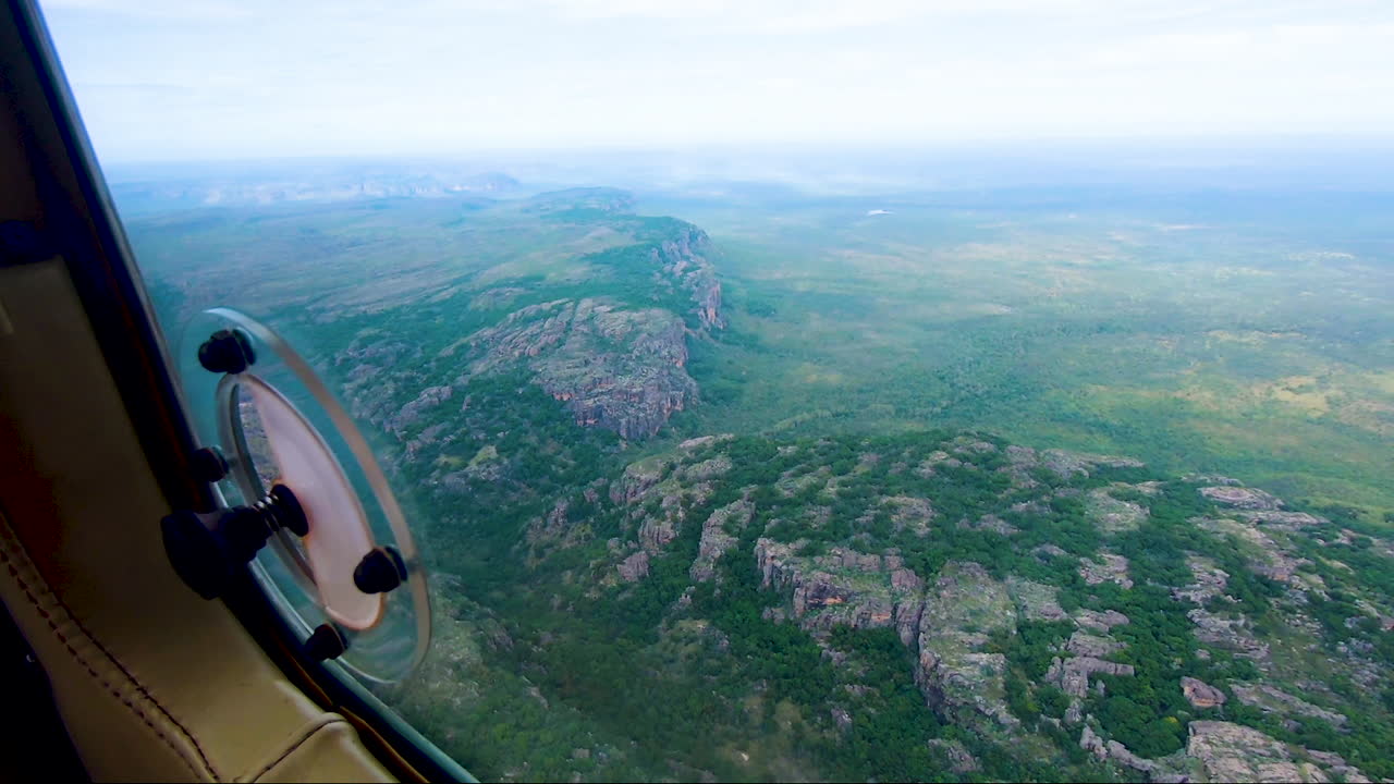 punto de vista de un avión ligero que vuela sobre el parque nacional de kakadu que muestra un paisaje accidentado