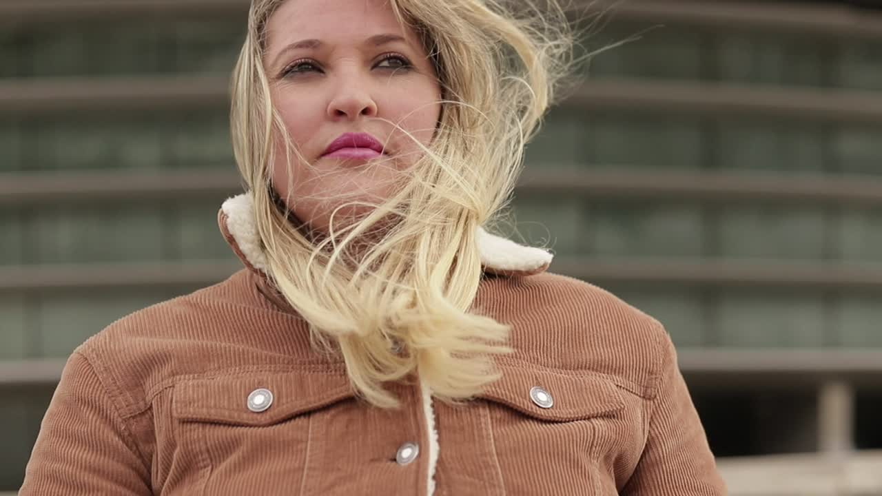 진정된 여성이 vr 안경을 벗고 있습니다.