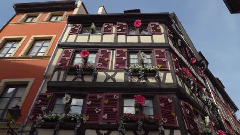 casas muy hermosas, decoradas y coloridas en la vieja ciudad cerca de la plaza de la antigua aduana