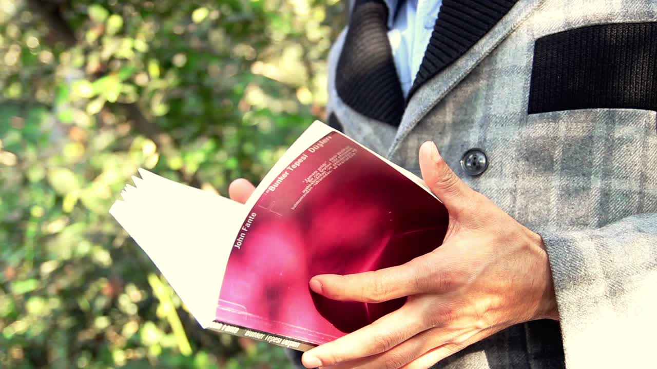 3 권 을 읽고 있는 젊은 사업가