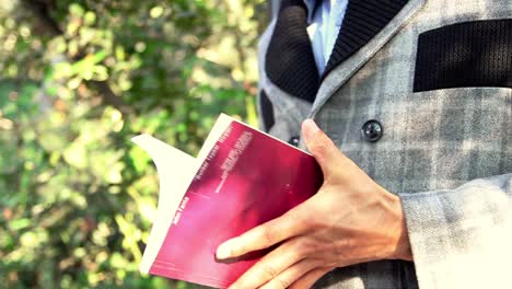 joven hombre de negocios leyendo el libro 3