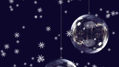 animación de nieve cayendo sobre las bolas de navidad de vidrio sobre fondo negro