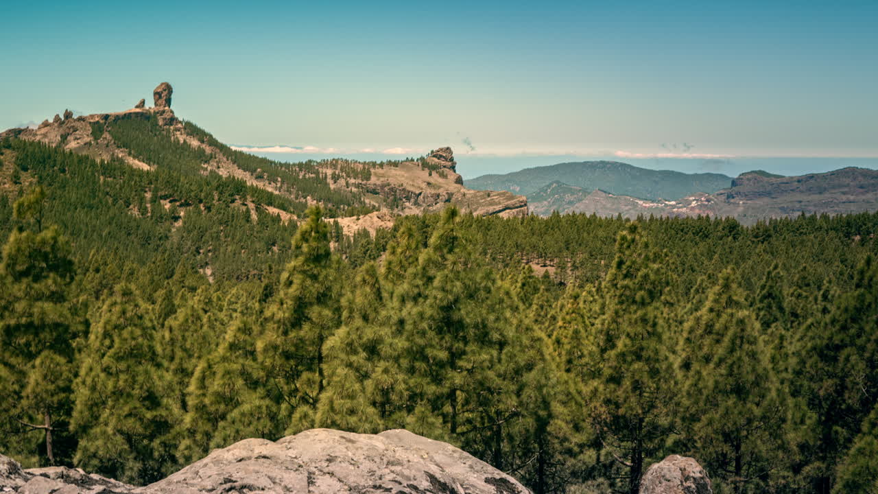 timelapse en un agradable día de verano en gran canaria con una vista panorámica a la famosa montaña roque nublo