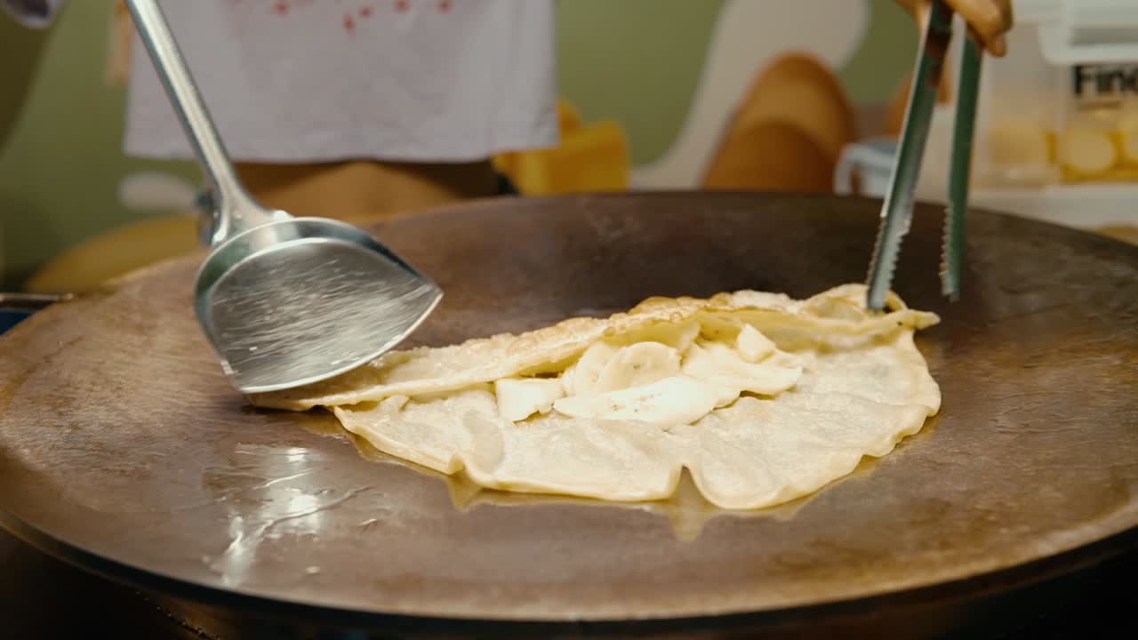 vendedor callejero haciendo roti en un mercado de comida callejera de bangkok en tailandia