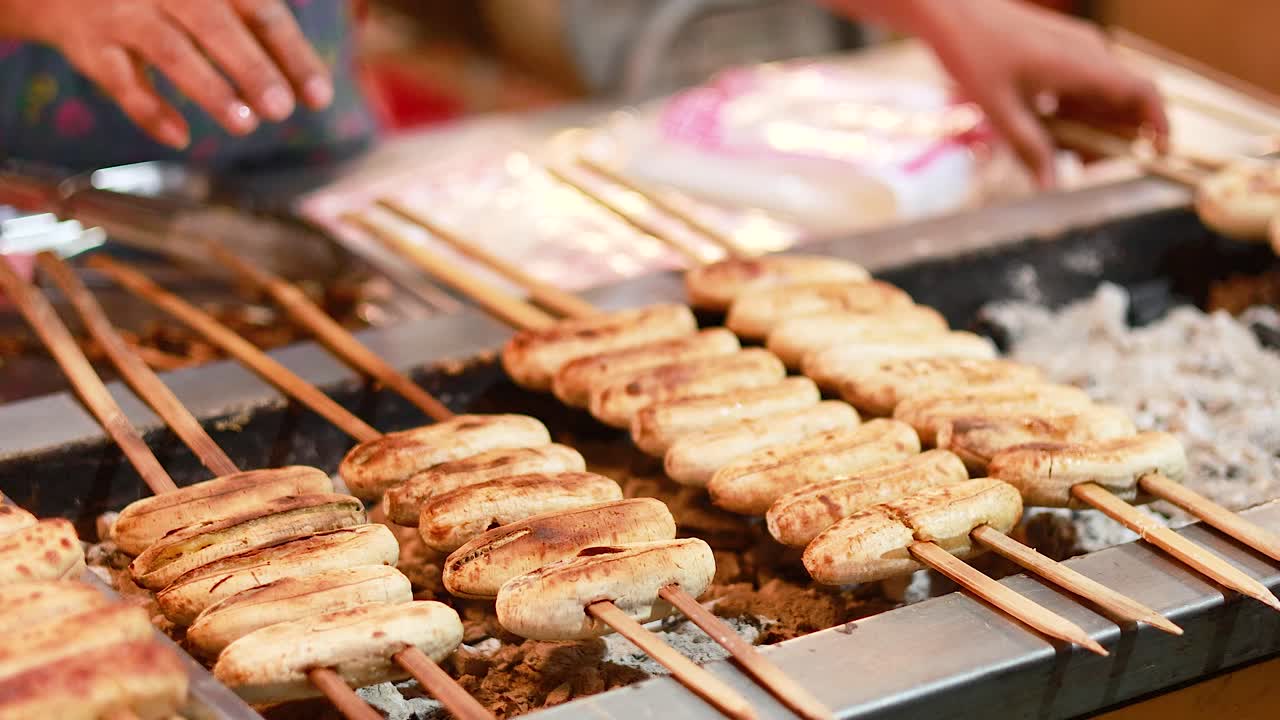 Banaaneja grillataan vartaissa hiilloksella.