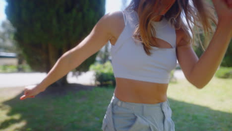 una mujer joven en un parque.