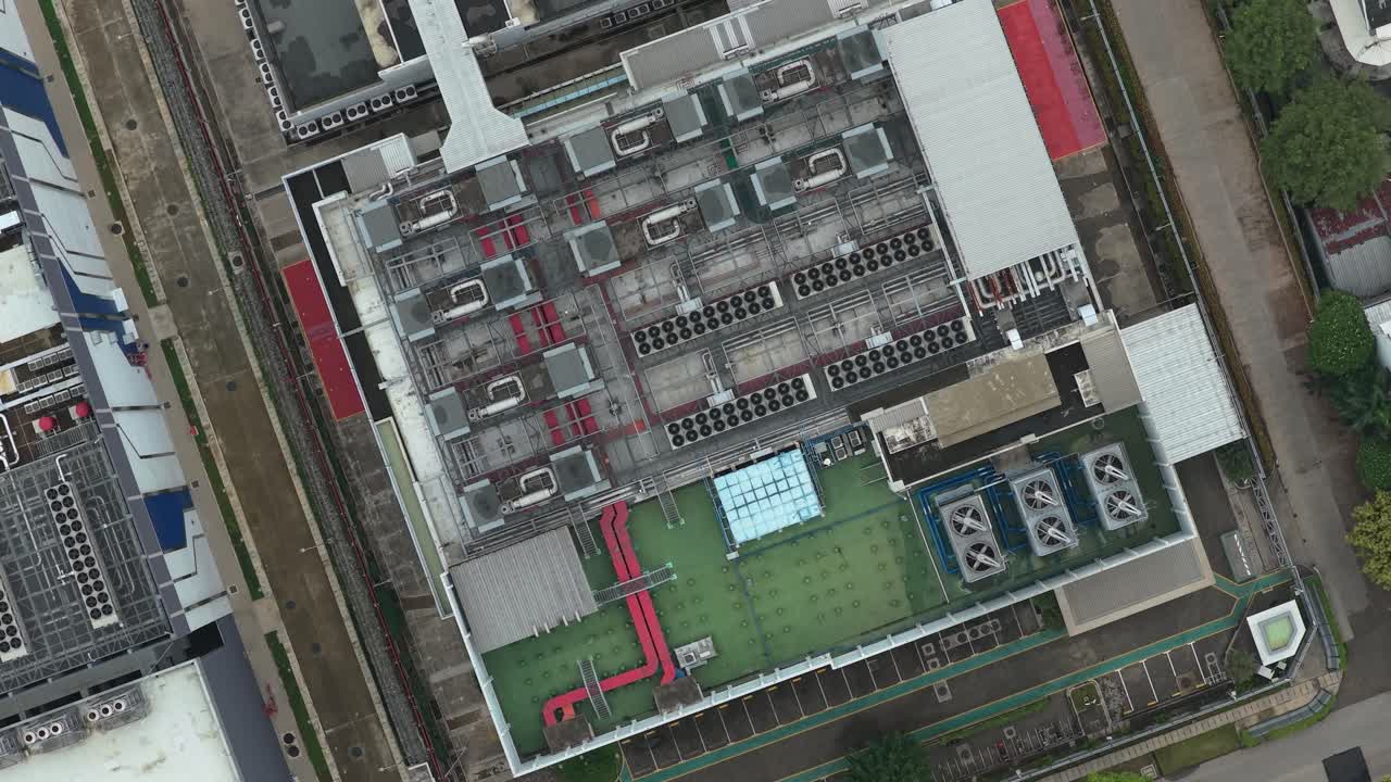 Luftfoto ovenfra af et moderne datacenterbygningstag med omfattende kølesystemer og infrastruktur beliggende i Jakarta, Indonesien