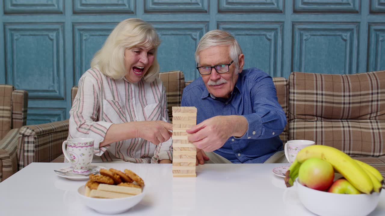 una pareja de mayores jugando al jenga.