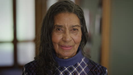 Zeitlupenporträt-Einer-Lächelnden-älteren-Indischen-Frau,-Die-Einen-Ruhigen,-Friedlichen-Lebensstil-Im-Altersheim-Genießt-Und-Entspannt-Aussieht